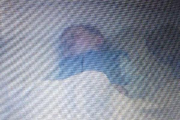 ŠTA TO LEŽI PORED NAŠE BEBE? Roditelji se šokirali kad su pogledali ekran sigurnosne kamere! (FOTO)