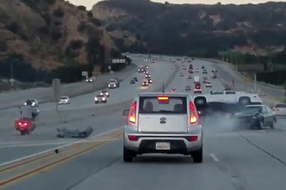 Čarka na drumu prerasla u stravičan udes: Krivac utekao, nadrljao skoz nevin (VIDEO)