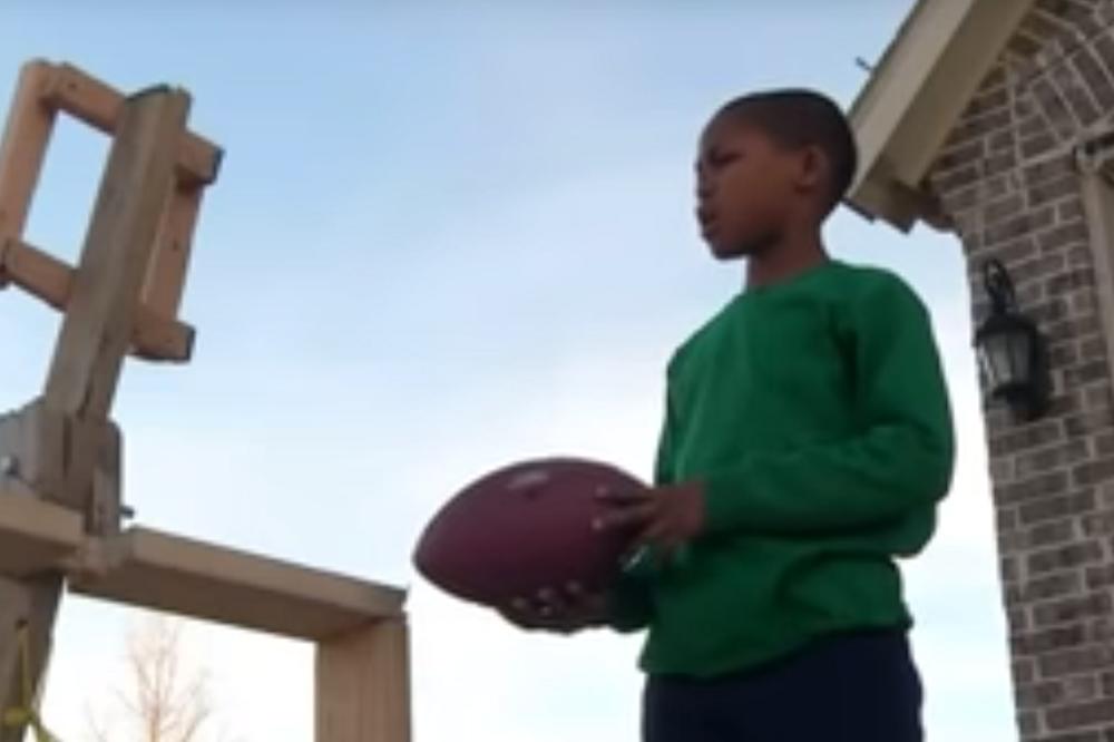 Genijalno: Sa 10 godina izumeo uređaj da spreči smrt dece u vrelim automobilima, nakon smrti svog prijatelja! (Video)