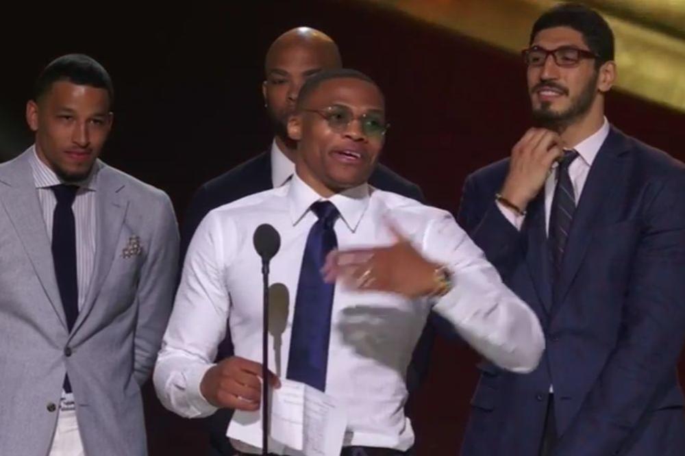 Očekivali smo od Vestbruka otkačeni stajling, ali je on bio šmekerica! Druga NBA zvezda je obukla nešto što mi ne bismo nosili ni po kući! (FOTO)