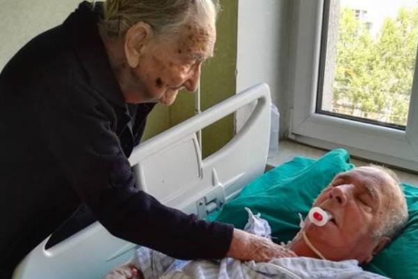 NAJLEPŠA I NAJPOTRESNIJA SLIKA IZ SRBIJE: Desa (97) je posetila sina Branimira (79) koji je u komi, a potom... (FOTO)
