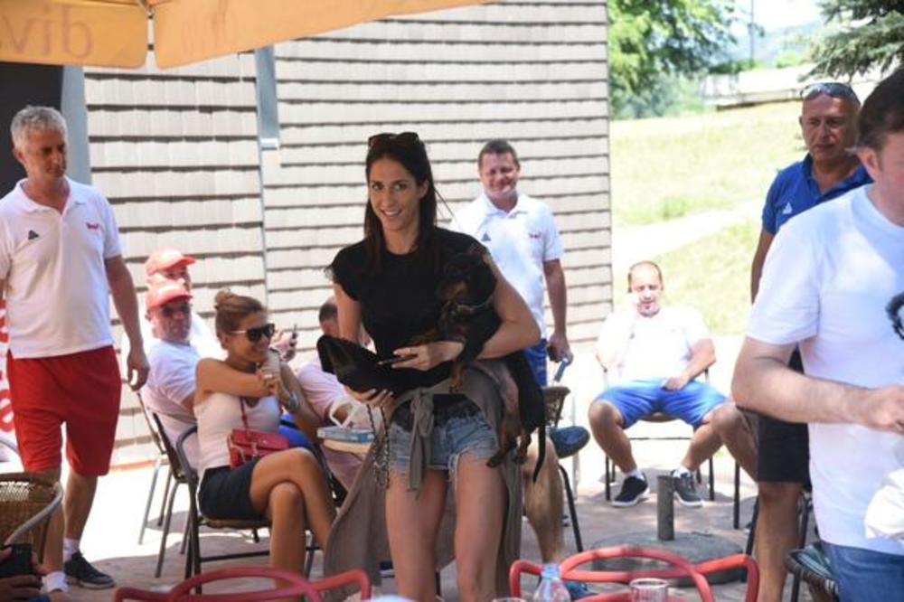 GOSPOĐA TEODOSIĆ OTKRILA SVE O SEBI: Celog života nosi končić na nozi, a ovo je razlog zašto... (FOTO)