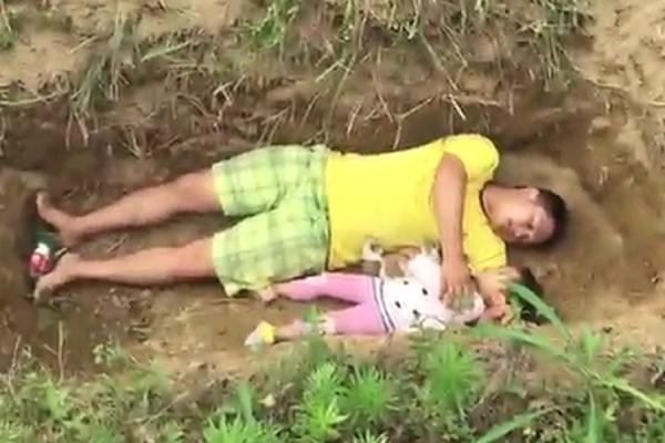 DETE MOJE, LJUBAVI MOJA, DA SE NAVIKNEŠ: Otac svaki dan vodi svoju nasmrt bolesnu ćerku na groblje i tamo s njom leži u grobu! (VIDEO)