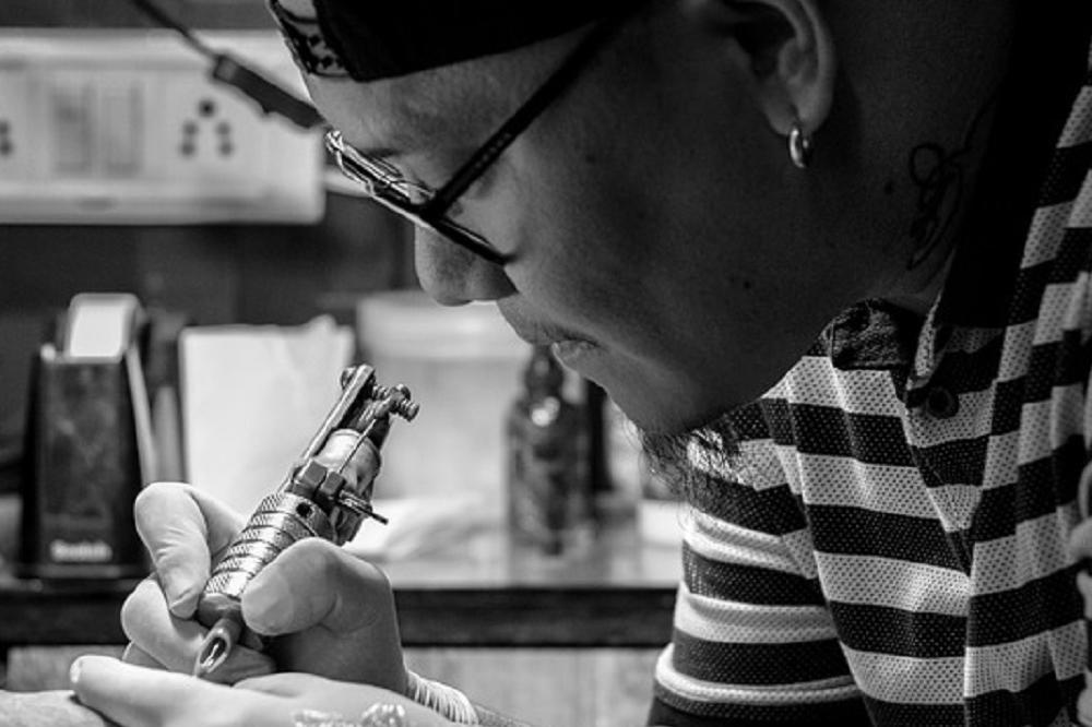 LUDILO TREND: Žele da sakriju tetovažu i pronašli pravo mesto na telu! (FOTO)