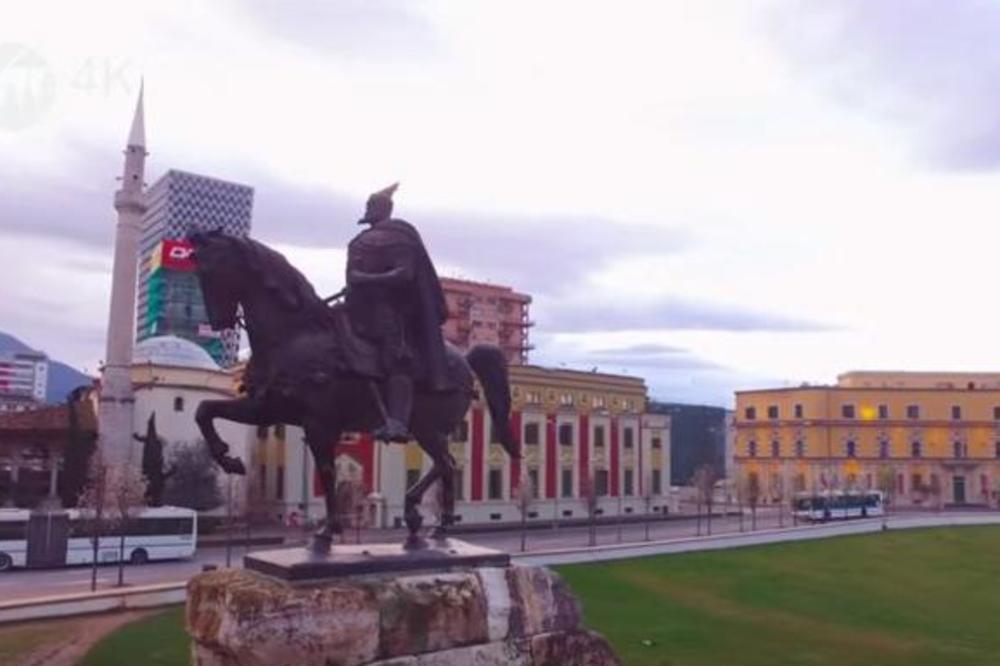 PROVOKACIJE IZ TIRANE PLJUŠTE: Trg obložili pločama  Velike Albanije! (VIDEO)