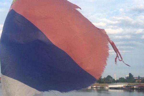 BRUKA I SRAMOTA, OVAKO SNS VODI RAČUNA O ZASTAVI SRBIJE! I to tamo gde će je videti SVAKI STRANAC U BEOGRADU!