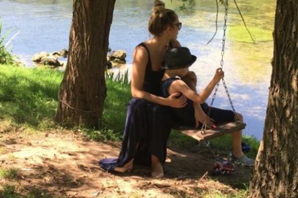 BILA MU U SPOTU, A DANAS JE UDATA I IMA SINA: Nikada nećete pogoditi ćerka koje muzičke zvezde je ova LEPOTICA! (FOTO)