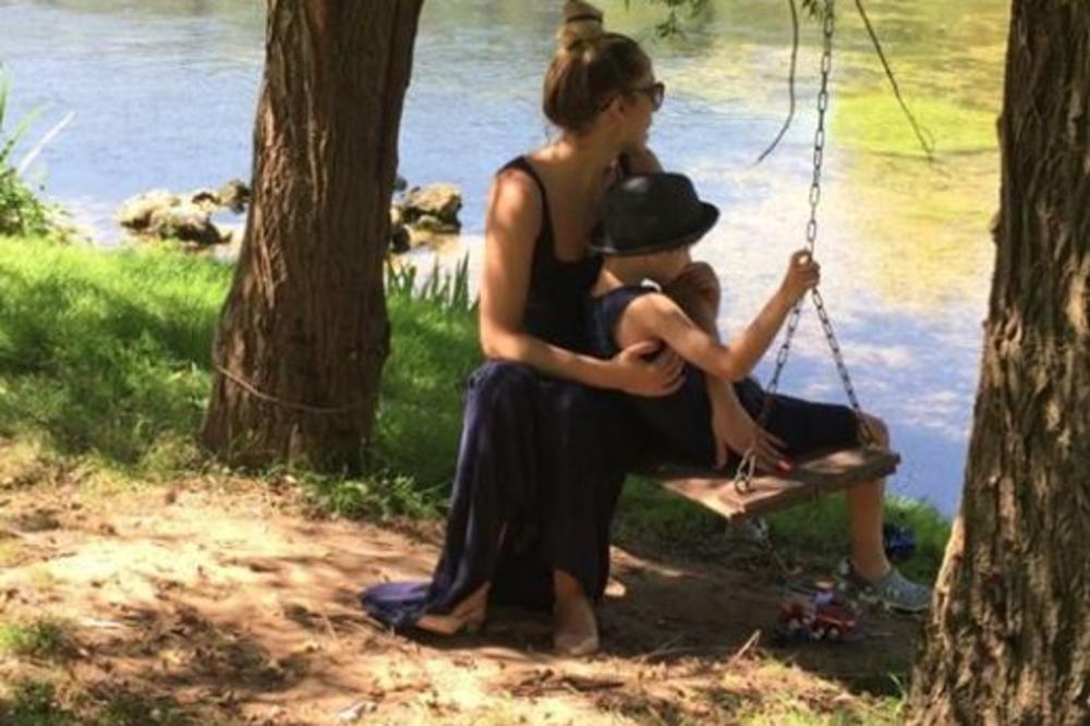 BILA MU U SPOTU, A DANAS JE UDATA I IMA SINA: Nikada nećete pogoditi ćerka koje muzičke zvezde je ova LEPOTICA! (FOTO)