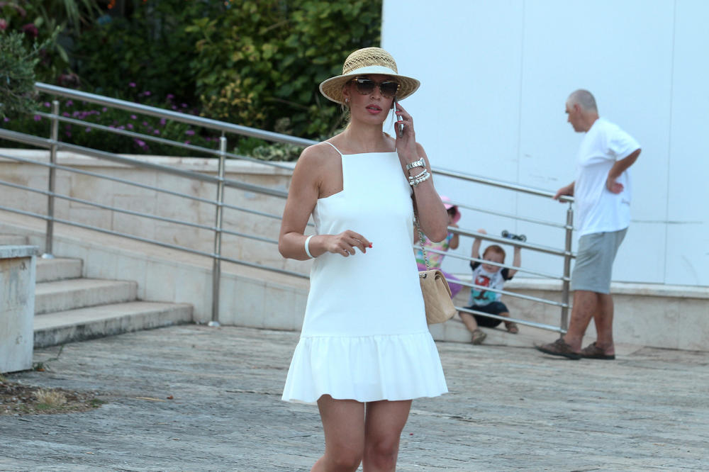 PLAVUŠA KOJA JE BILA UDATA ZA ZVEZDINOG FUDBALERA: Voditeljku sa N1 svi znamo, ali njena sestra je tek nestvarno lepa! (FOTO)