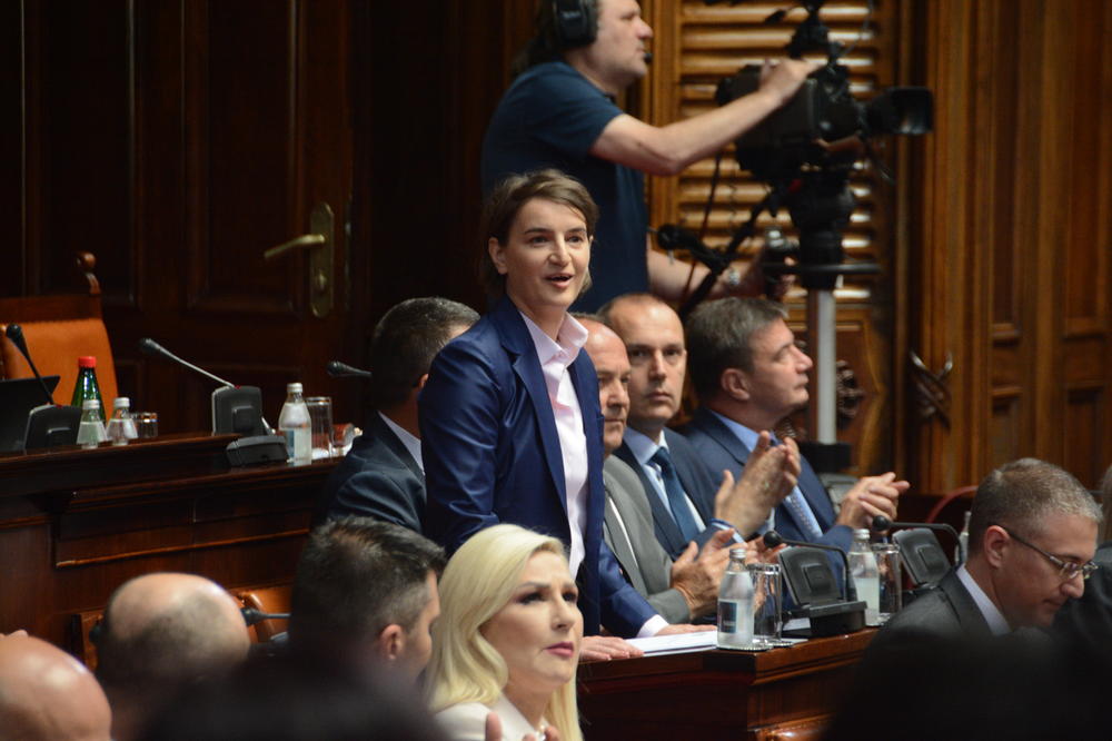 "Možete da me zovete homopremijerka... ali ja ću menjati Srbiju!" Gotova sednica Skupštine, nastavak sutra!