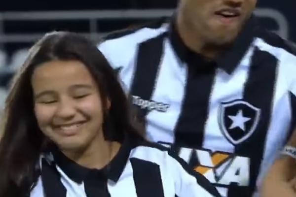 Fudbal u svom punom sjaju! Kakav poklon navijača slepoj devojčici za rođendan!!! (VIDEO)