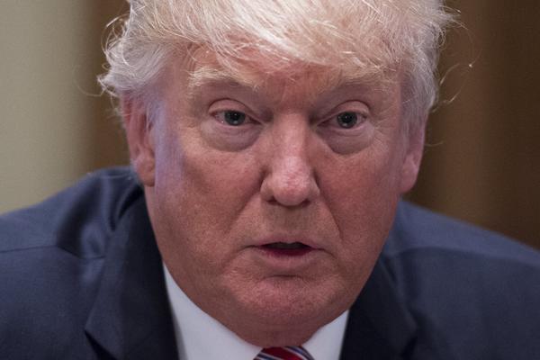 TRAMPA NIKAD NIKO NIJE OVAKO PONIZIO! Pogledajte šta mu je uradila žena predsednika Poljske! (VIDEO)