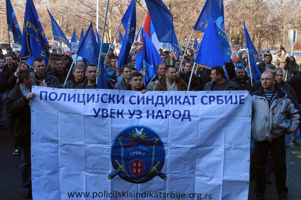 SRPSKA POLICIJA BEZ ZDRAVSTVENIH KNJIŽICA: Ovo je državna bruka!