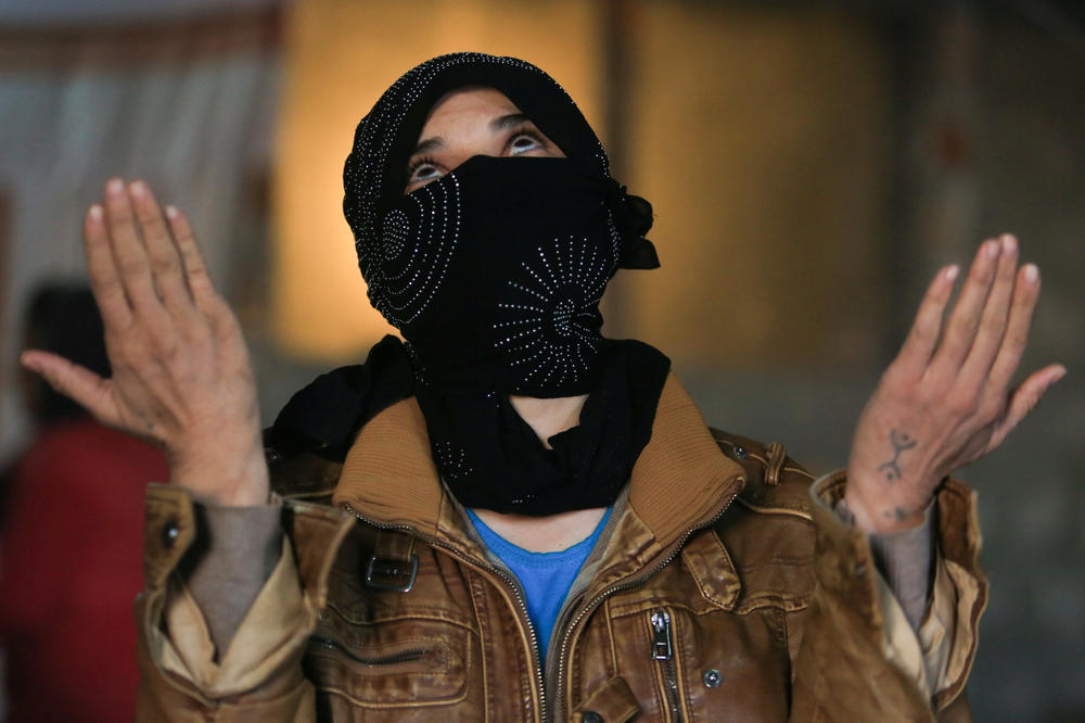 HOROR ISLAMISTA SE NASTAVLJA: Majku izgladneli pa su je naterali da pojede sina! (VIDEO)