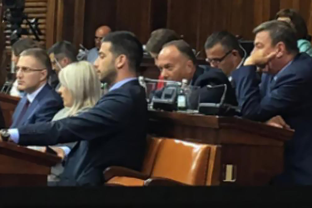 MA, KOJA VLADA I EKSPOZE, ONI BLENU U TABLET I GLEDAJU SPORT: Udovičić, Šarčević, Lončar i Knežević usred sednice prate tekvondo? (FOTO)