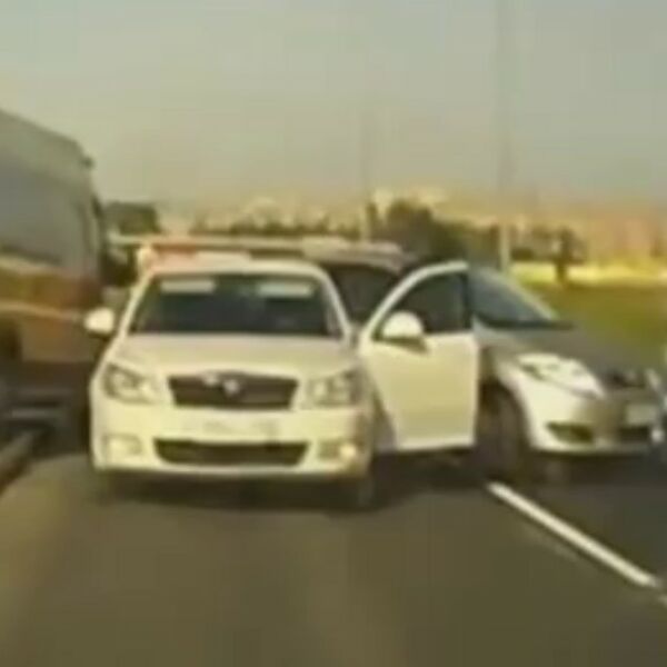 Situacija obična, a nijedno vozilo na snimku nije prošlo bez čukanja (VIDEO)