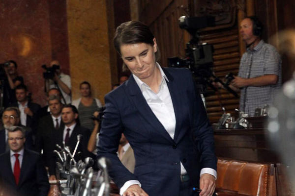 Je l' se video Vučić od mene kad smo se slikali? BRNABIĆ I MINISTRI POLOŽILI ZAKLETVU! (FOTO)