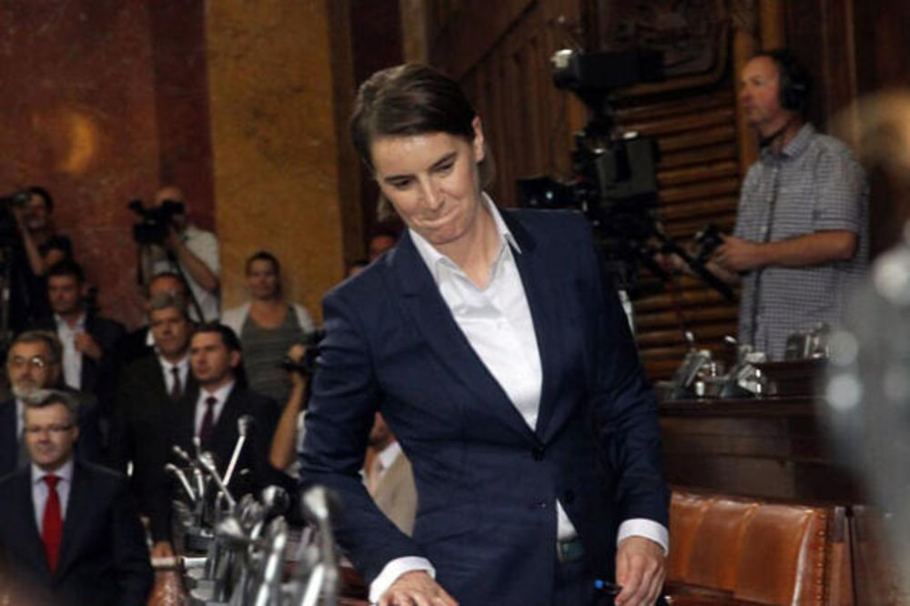 Je l' se video Vučić od mene kad smo se slikali? BRNABIĆ I MINISTRI POLOŽILI ZAKLETVU! (FOTO)