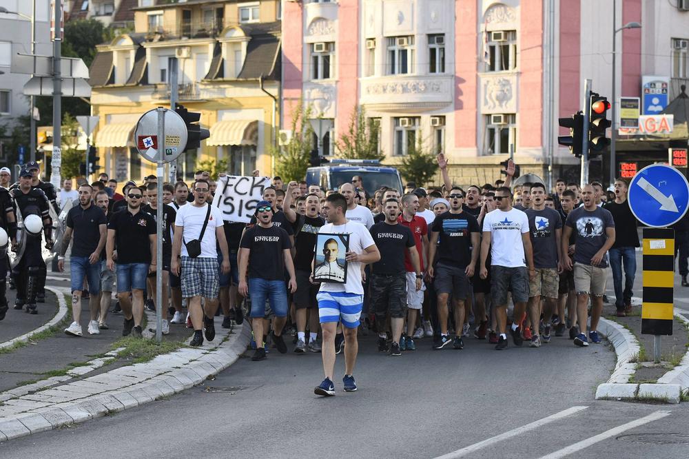 BAKLJE, TRANSPARENTI I PESMA ZA PALOG FIRMAŠA U SIRIJI: Da braniš što ti je sveto nikad nisi stao! (FOTO)