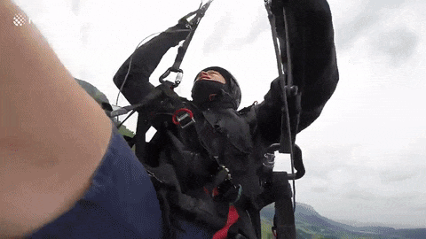 Drama u vazduhu! Bezbrižan let paraglajdera se pretvorio u jeziv slobodni pad! (VIDEO)