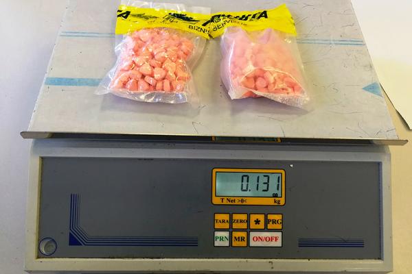 EKSTAZI UBICA IZ HARLEMA STIGAO U NOVI SAD! Carinici otkrili DUPLO JAČE tablete s natpisom TESLA!