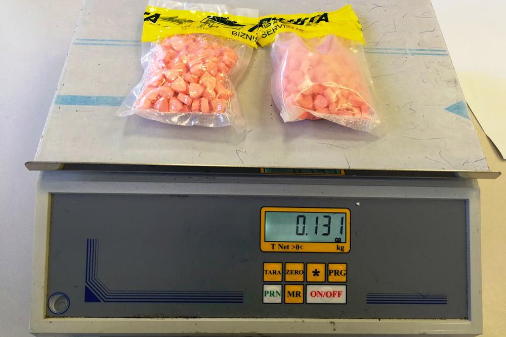 EKSTAZI UBICA IZ HARLEMA STIGAO U NOVI SAD! Carinici otkrili DUPLO JAČE tablete s natpisom TESLA!