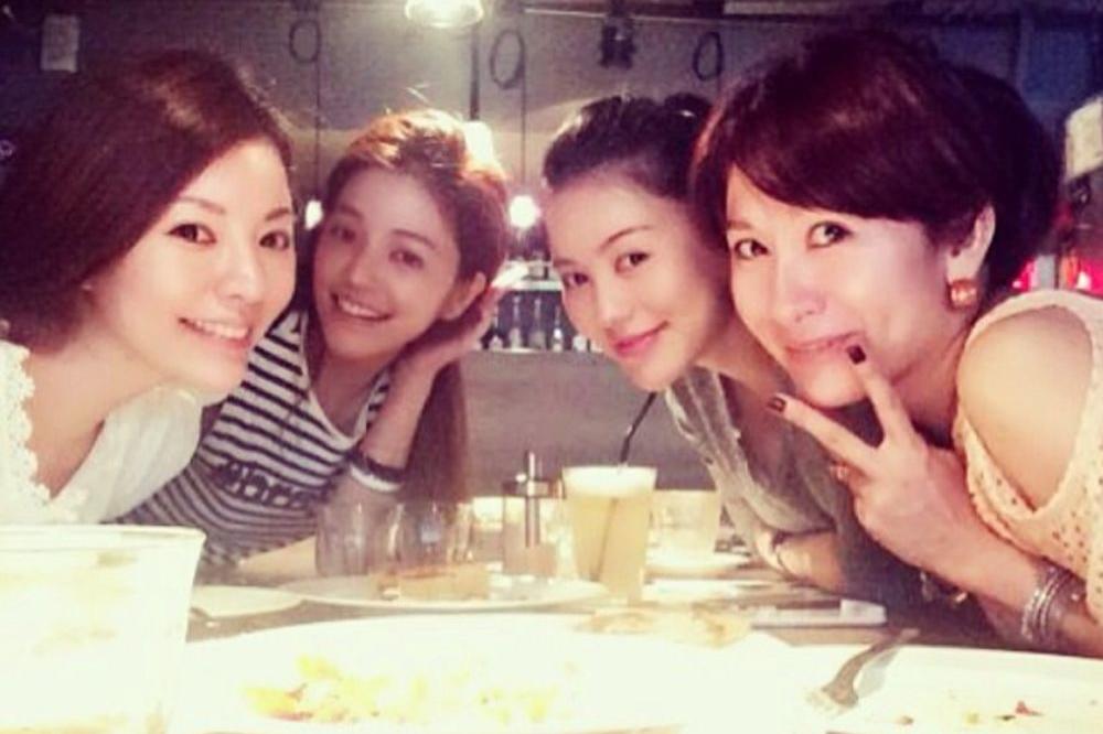 KO JE OVDE MAMA: Šokirale su svet svojom fotografijom, a onda se saznalo koliko imaju godina! (FOTO)