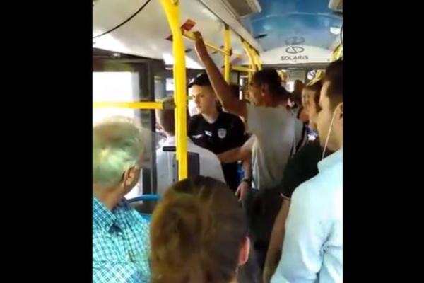 ŽENE UHAPSILE LOPOVA U GSP-U, PA POZVALE POLICIJU: Ovako je pao džeparoš iz autobusa! (VIDEO)