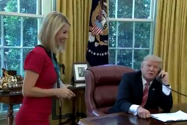 NABACIVAO SE NOVINARKI, A KAMERE SVE SNIMILE: Tramp se previše opustio, pa se zaledio kad je shvatio da ga snimaju! (VIDEO)