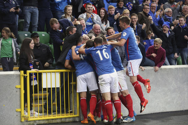 SEDEO NA DVE STOLICE: Prelazni rok tek što je počeo, a već imamo najluđu transfer priču decenije! (FOTO)
