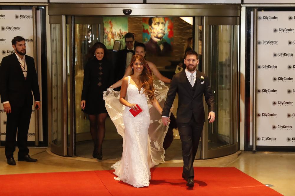 Mesi ume sve, ali da ljubi NE! Poljubac fudbalskog asa i njegove neveste je postao predmet sprdnje celog sveta! (VIDEO)