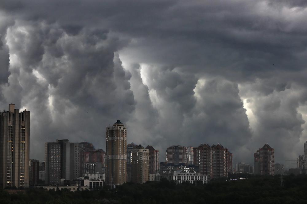 STRAVIČNO NEVREME U RUSIJI: Paralisani centralni delovi, otkazani letovi, ulice potopljene! (VIDEO)