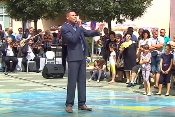 Amerikanac zapevao "Noćas mi srce pati", pa bacio Srbiju na kolena! (VIDEO)