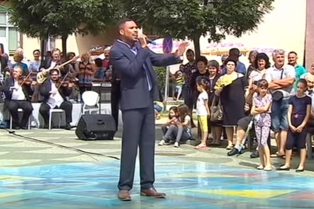 Amerikanac zapevao "Noćas mi srce pati", pa bacio Srbiju na kolena! (VIDEO)