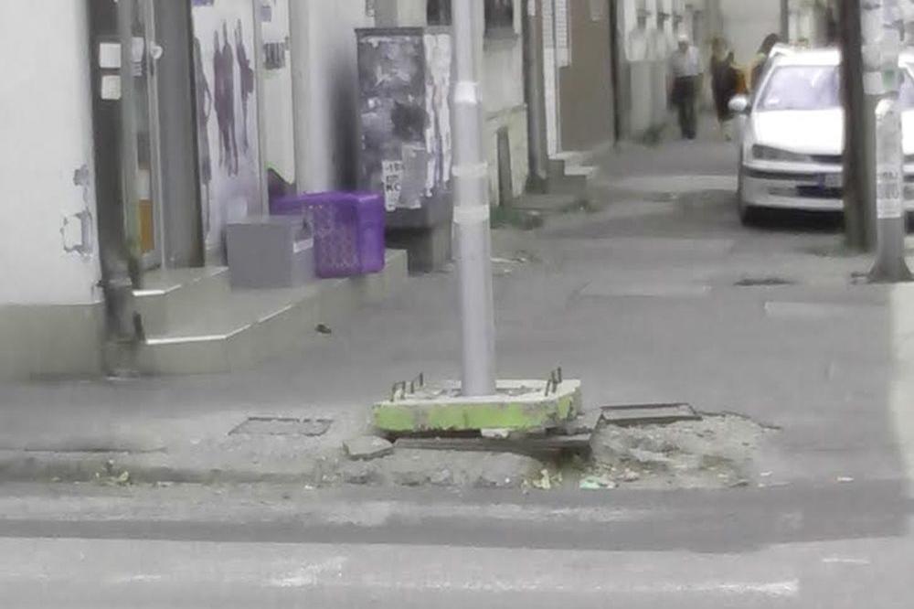 TUGA ŠTA NAM SVE RADE! Postavili semafor na šaht koji samo što ne padne, komunalci ignorisali prijavu! (FOTO)