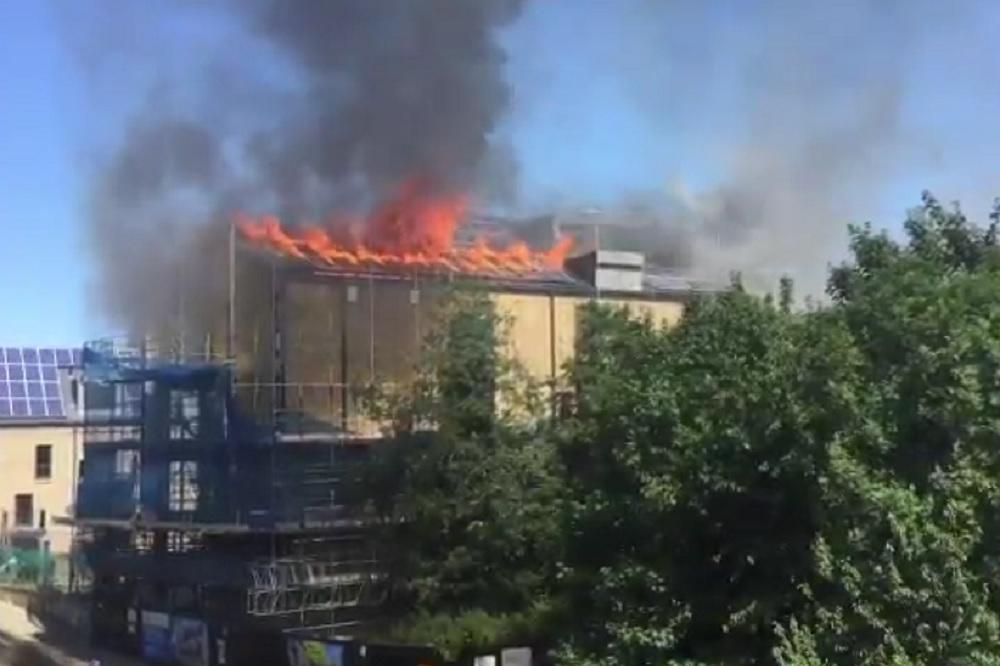 NOVI POŽAR U LONDONU: Vatra zahvatila krov nezavršene zgrade! (FOTO) (VIDEO)