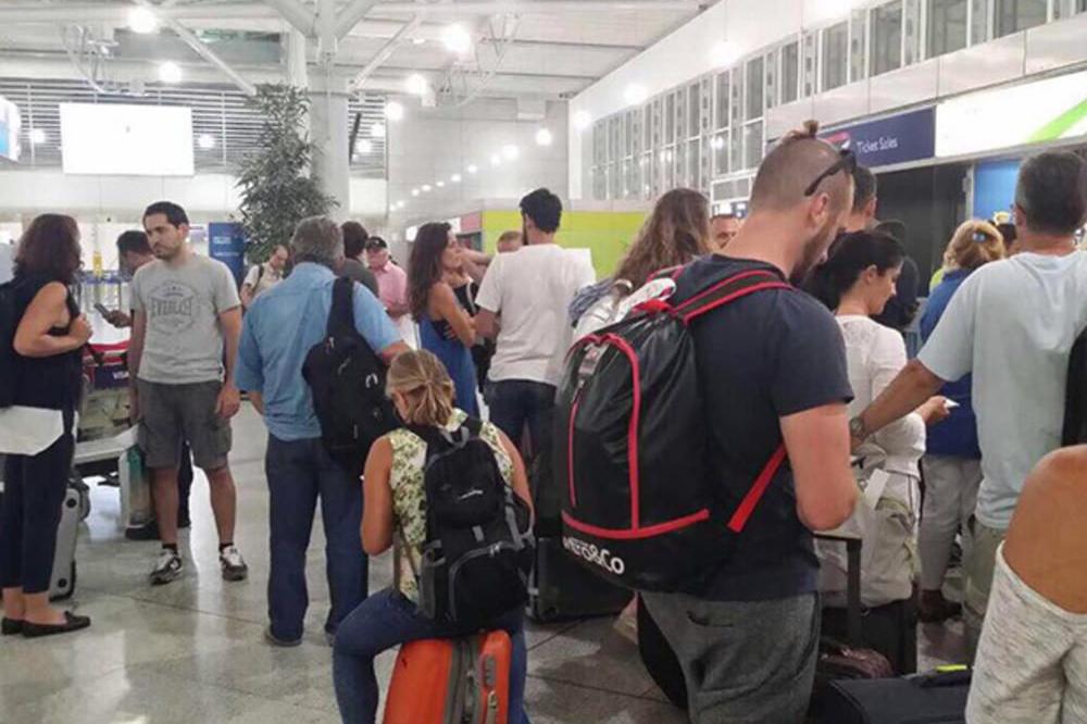 AVION UMESTO U ZADAR SLETEO U FRANKFURT: 30 putnika završilo u bolnici, a evo i zašto!