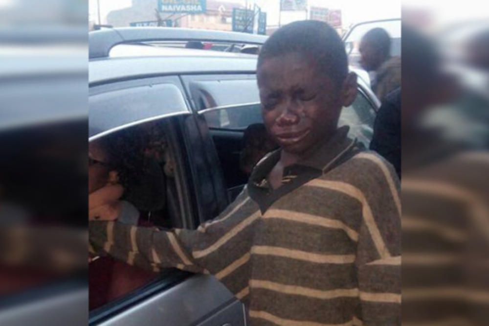 MALI PROSJAK JE PRIŠAO AUTOMOBILU DA TRAŽI PARE: Kad je pogledao unutra, samo je počeo da plače!