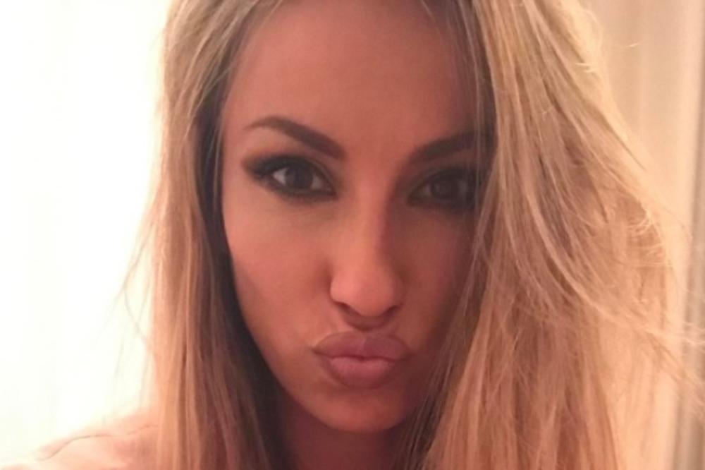 I ŠTA ĆEMO SADA? Rada Manojlović bez trunke šminke - iznenadili smo se! (FOTO)