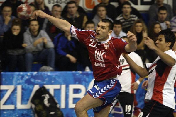 HEROJSKI PODVIG SRPSKOG RUKOMETAŠA: Bez razmišljanja uleteo u kuću u kojoj je plamteo požar! (FOTO)