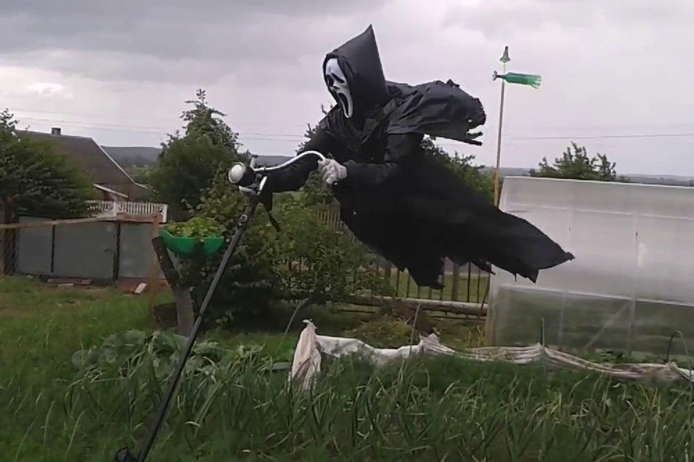 Avet mu jezdi baštom! Strašilo kao živo, uliva strah svima koji ga vide! (VIDEO)