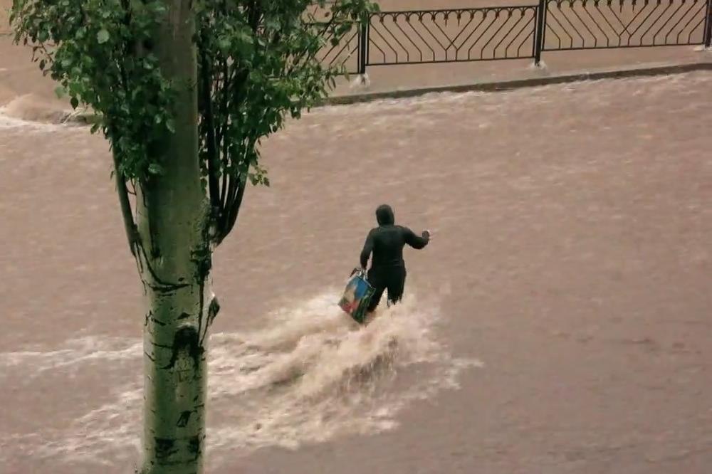 Treba samo da pređe ulicu, a bujica je prejaka: Šta mislite, ko pobeđuje u sukobu žene i vode? (VIDEO)