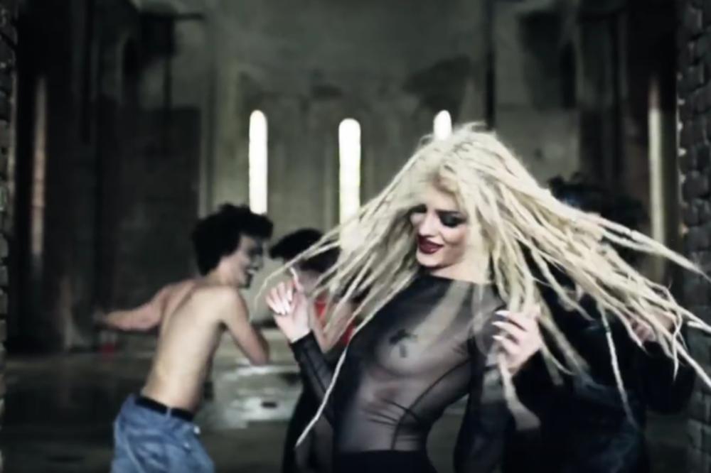 PRE 3 GODINE PODIGLA JE SRBIJU NA NOGE! Polugola plesala u SRPSKOJ CRKVI, a danas je zvezda...(VIDEO)