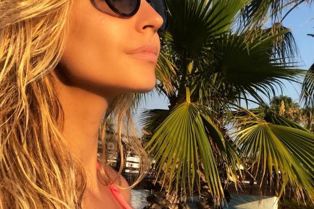 BILJANA TIPSAREVIĆ U PROVOKATIVNOM KUPAĆEM, JANKO U TRANSU! Modna kreatorka RASPAMETILA MUŠKI ROD OBLINAMA! (FOTO)