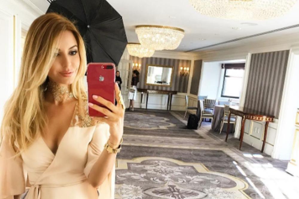 ŽENA TENISERA POZIRALA GOLA U ĐAKUZIJU! Ovo nismo očekivali od NJE, uvek je bila SLATKA i POVUČENA! (FOTO)