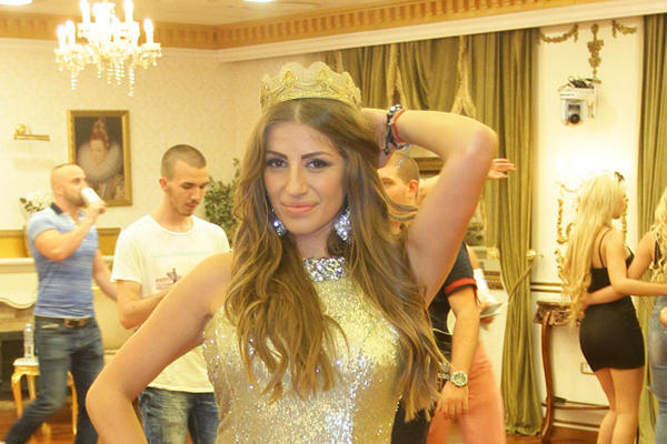 KRALJICA 5. SEZONE PAROVA: Dalila legla na pod da proslavi pobedu! (VIDEO)