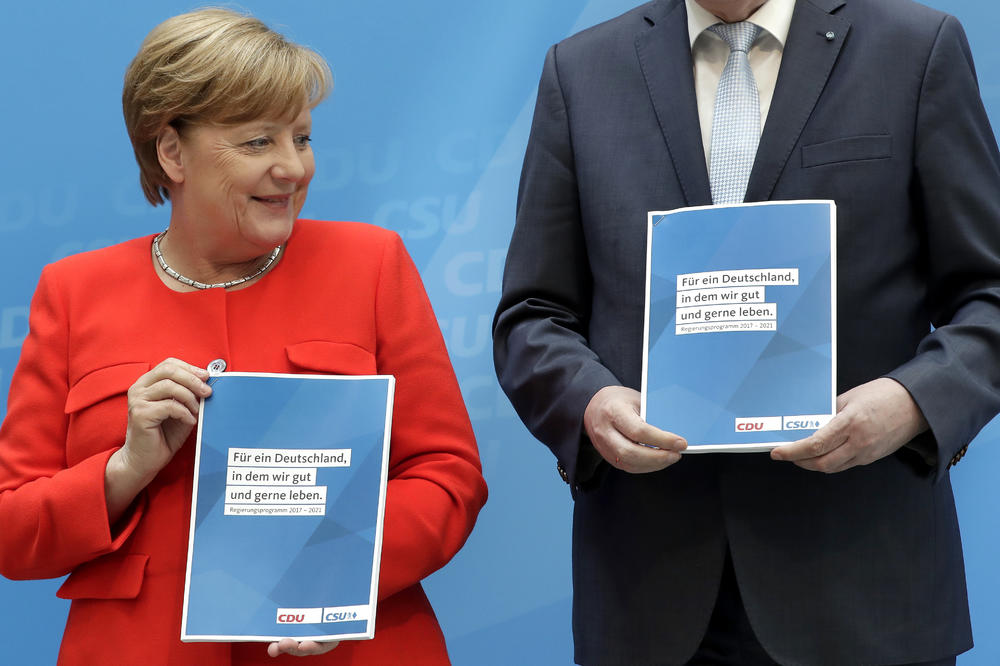 ŠTA JE TO ERDOGAN POKLONIO MERKELOVOJ? Osmeh od UVA DO UVA, a razlog je neverovatan! (VIDEO)