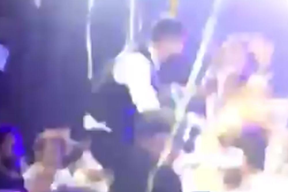 PROCUREO SNIMAK PIJANOG MESIJA SA SVADBE: Sveopšta ludnica kao na srpskim svadbama, on i mlada na ramenima gostima! (VIDEO)