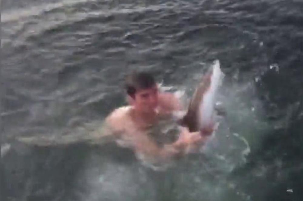 Uhvatio ajkulu golim rukama! Niko ne može da veruje šta je uradio ludi Amer! (VIDEO)