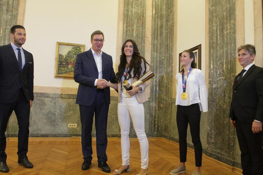 LEPA MILICA ZABLISTALA NA PRIJEMU KOD VUČIĆA: Posebno su joj svi gledali u noge zbog jednog detalja! (FOTO)